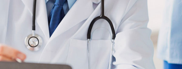 vy av en medicinsk person som tar anteckningar